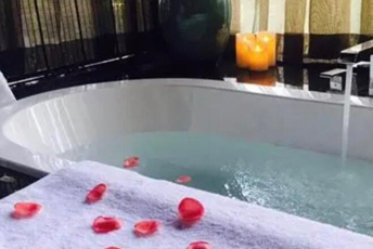 青岛市南区水疗池中的失重冥想：当身体学会漂浮